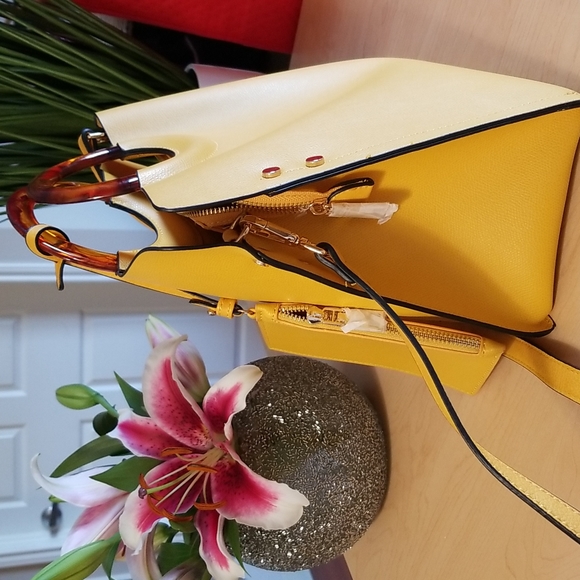 Isabelle yellow pre-approved vegan purse - Picture 3 of 3